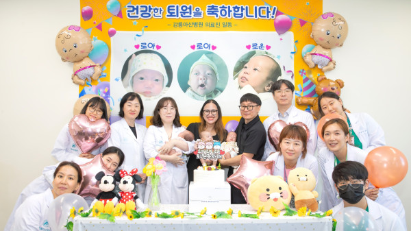 01._세쌍둥이_부모가_소아청소년과_진현승_교수,_도현정_교수,_산부인과_주다혜_교수,_신생아집중치료실_간호사들과_함께_퇴원을_축하하며_기념촬영을_하고_있다.jpg