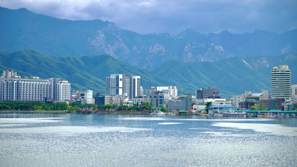 Gangwon-Bike-Path-Yangyang-and-Sokcho-Cheongcho-Lake-Skyline-of-Sokcho-with-Mountains-1-1.jpeg